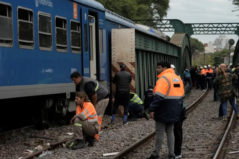 ▲阿根廷10日早上發生火車相撞意外，造成車廂脫軌漏油爆炸，導致90人受傷。（圖／美聯社／達志影像）
