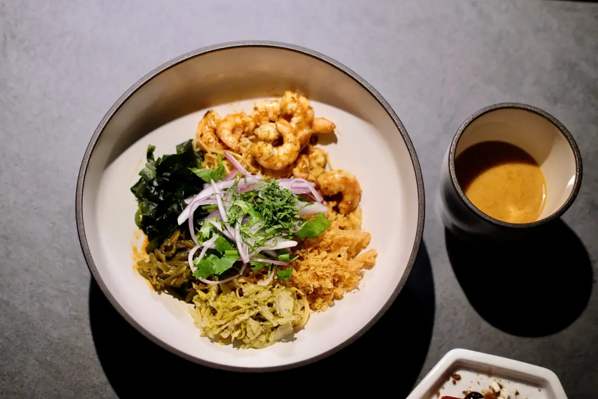 ▲去年剛開的創意麵店「麥謎食驗室」，在今年2024年5月獲《米其林指南》認證為「新入選餐廳」，一碗麵幾百塊錢，卻匯聚了各國料理的精髓，很有fine dining高檔餐廳的規格。（圖／記者葉盛耀攝）