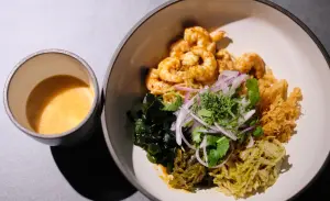 「學甲白蝦 • 台參巴醬 • 剝皮辣椒」這道麵點有著一麵兩吃的趣味,可以於麵吃到剩一半時,澆入一旁的蝦高湯,乾拌麵變成了湯麵。(圖/記者葉盛耀攝) ▲「學甲白蝦 • 台參巴醬 • 剝皮辣椒」這道麵點有著一麵兩吃的趣味,可以於麵吃到剩一半時,澆入一旁的蝦高湯,乾拌麵變成了湯麵。(圖/記者葉盛耀攝)