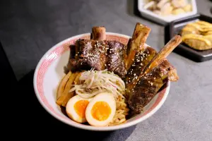 「安格斯牛仔骨•赤味噌•青木瓜」是餐廳開幕時的初版菜單中菜色,期待之後會再復出。(圖/記者葉盛耀攝) ▲「安格斯牛仔骨•赤味噌•青木瓜」是餐廳開幕時的初版菜單中菜色,期待之後會再復出。(圖/記者葉盛耀攝)