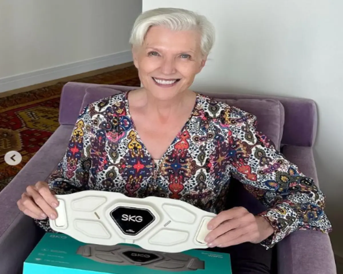 ▲馬斯克（Elon Musk）之母梅耶（Maye Musk），本週在社交平台上，公布自己收到的母親節禮物，是一款中國製按摩腰帶。（圖／翻攝自mayemusk IG）