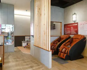 ▲到問鼎消費用餐，有免費的TOKUYO零重力按摩椅，可以幫媽咪消除肩頸腰背與小腿的疲勞。（圖／問鼎提供）