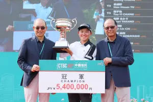 ▲「2024中國信託女子公開賽－JLPGA巡迴特別錦標賽」由陳萱（中）封后，中信慈善基金會副董事長陳國世（左）、日本東京之星銀行董事長黃清苑（右）分別頒發冠軍獎盃與獎金支票。（圖／中國信託銀行提供）