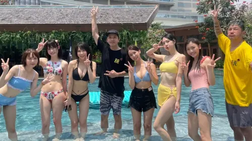 KID越南玩很大！6比基尼正妹泳池畔圍繞　爽喊：發現了寶藏
