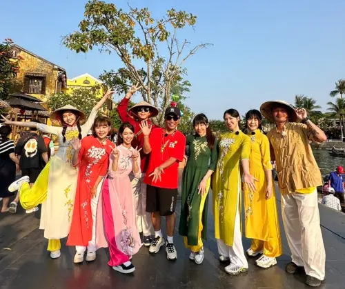 ▲《炸裂吧！女孩》成員穿著越南傳統服飾「奧黛」，高顏值成為當地最美的風景。（圖／好看娛樂提供）