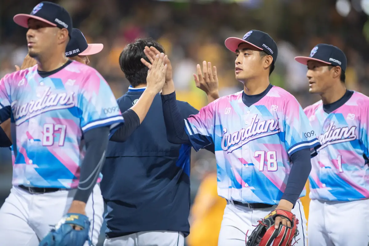 ▲富邦悍將上周賽事牛棚投手群更繳出單周防禦率0、被打擊率1成79，聯盟最佳的成績，也幫助球隊打出單周戰績3勝1敗，為6隊最佳戰績。（圖／富邦悍將提供）