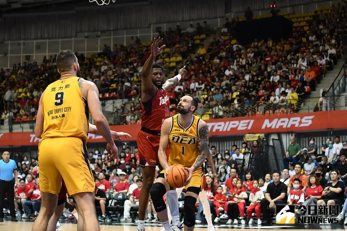 ▲T1季後賽G4，中信特攻洋將艾德籃下出手，此役他攻下了27分16籃板，幫助特攻以81：71扳平戰局，系列賽2：2平手。（圖／特約記者林柏年攝）