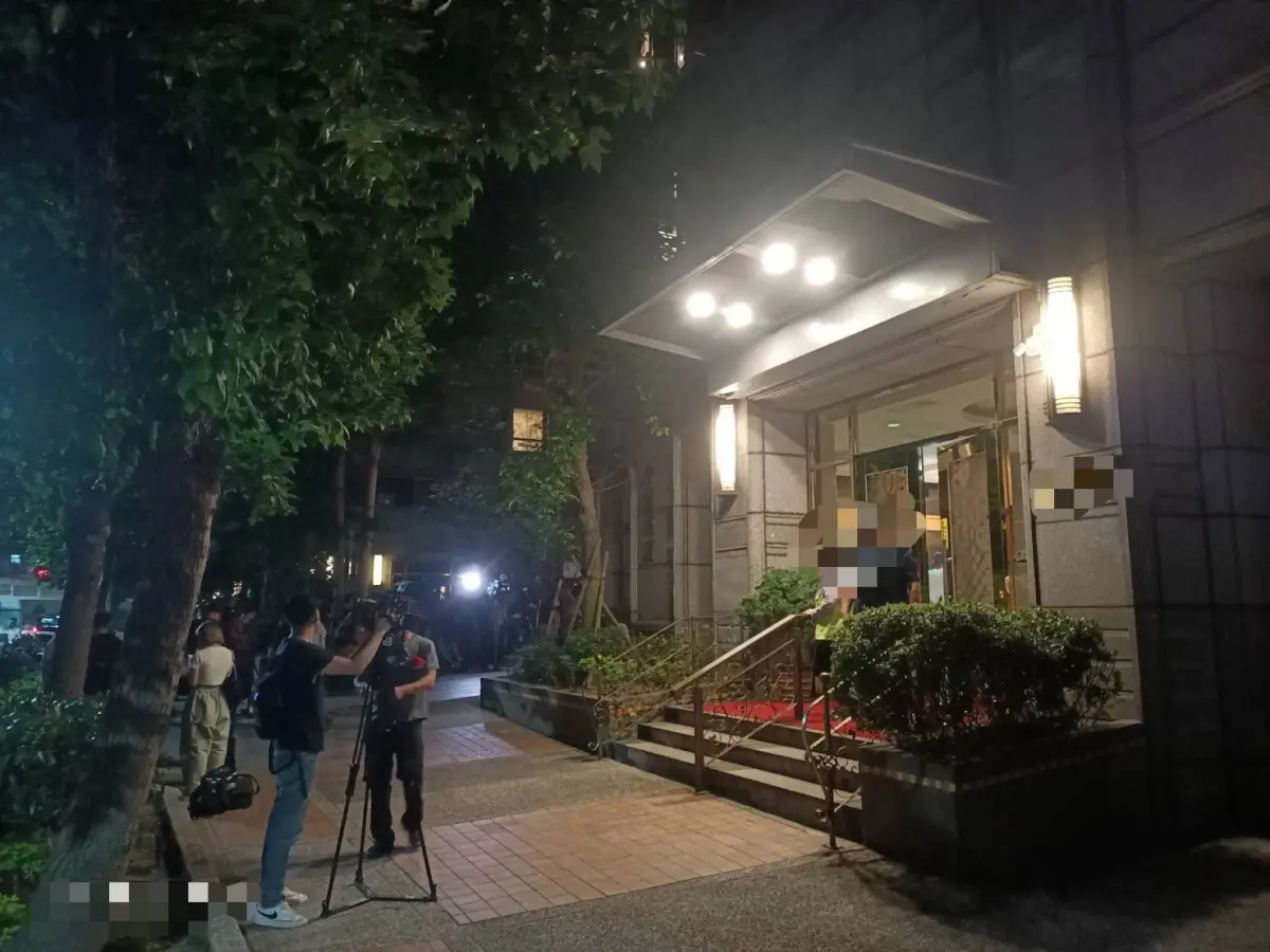 ▲11日晚間，新北市三重驚傳發生祖孫滅門慘案，3人離其陳屍住處臥室內，遺體均被棉被包裹。（圖／翻攝畫面）