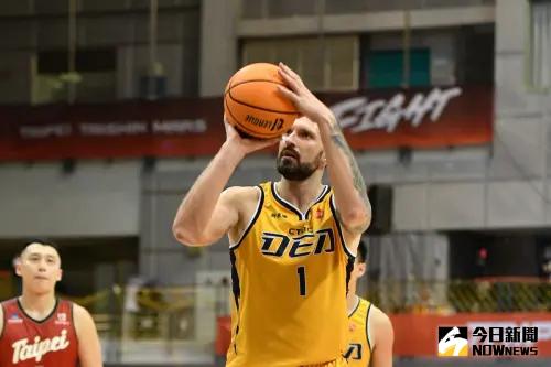 ▲中信特攻洋將艾德攻下27分16籃板，中信特攻81：71拿下G4勝利。（圖／特約記者林柏年攝）