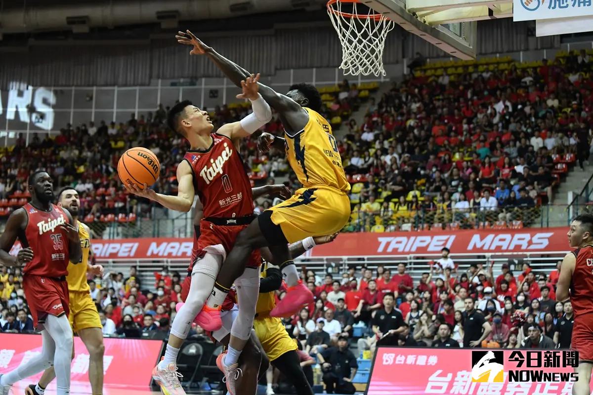 ▲林秉聖在阿巴西的貼防下勉強出手，中信特攻這一場就是刻意利用他的個性去逼迫他做質量不高的投籃。（圖／特約記者林柏年攝）