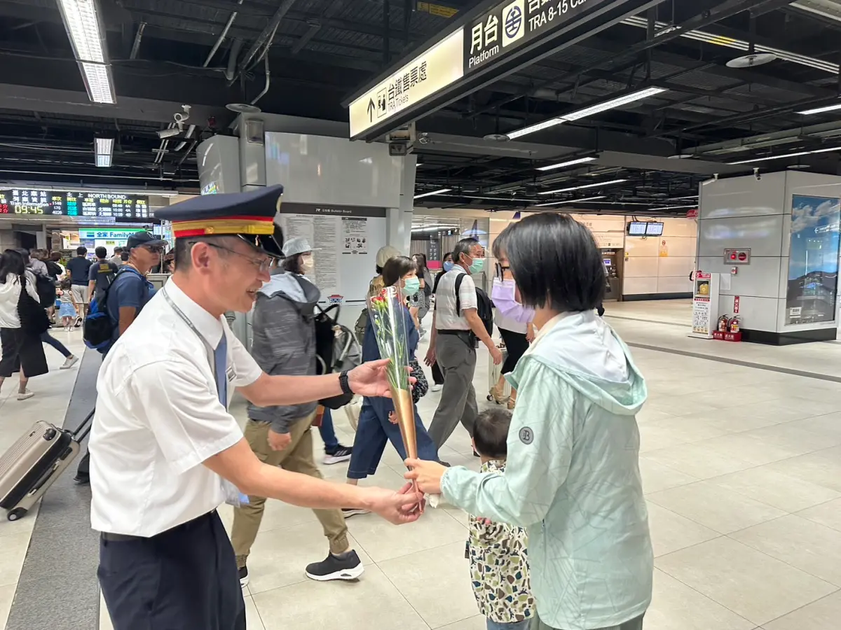 ▲台北站站長黃智郁更以花束，向車站內及列車上的女性旅客民眾致意。（圖／台鐵提供）
