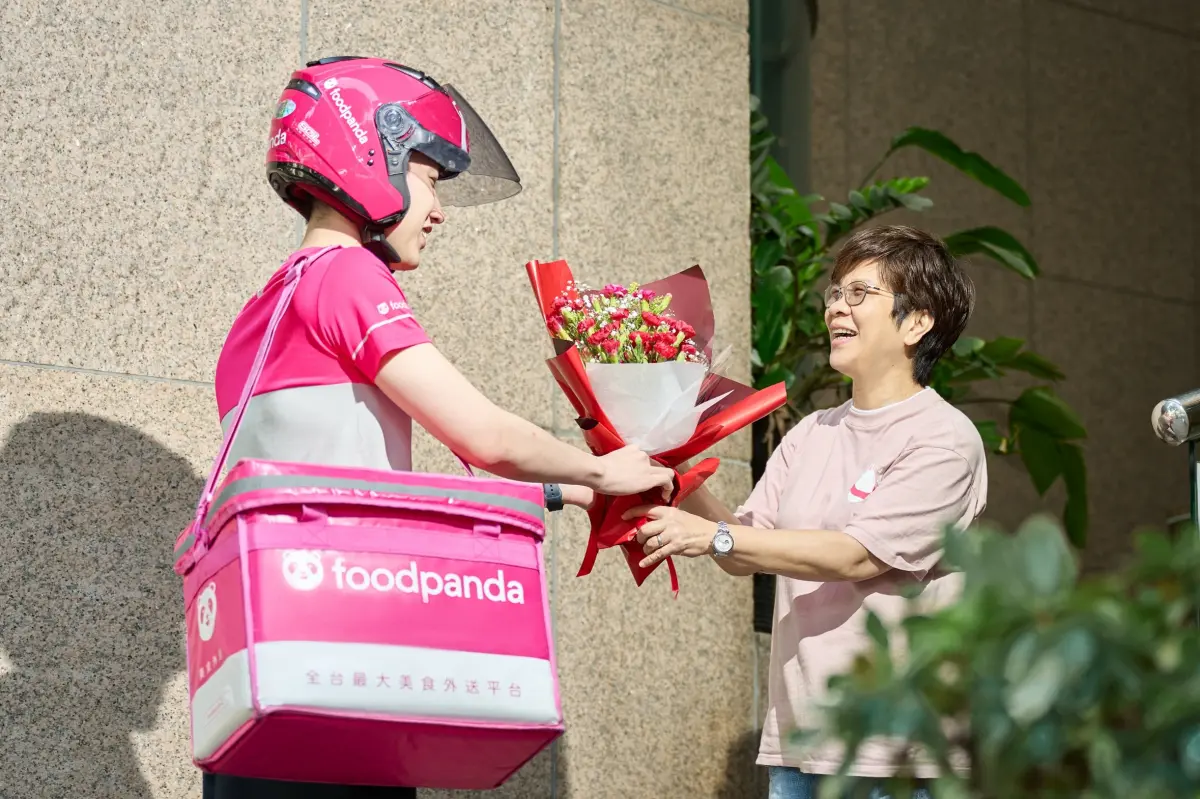 ▲母親節如果沒有辦法陪伴在媽媽身邊，透過外送平台也能將充滿儀式感的蛋糕、花束送到媽媽手中。（圖／官方提供）