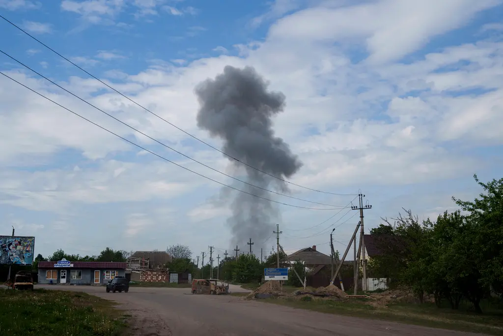 ▲烏克蘭哈州沃夫昌斯克遭到俄羅斯襲擊，建築物冒出濃煙。（圖／美聯社／達志影像）