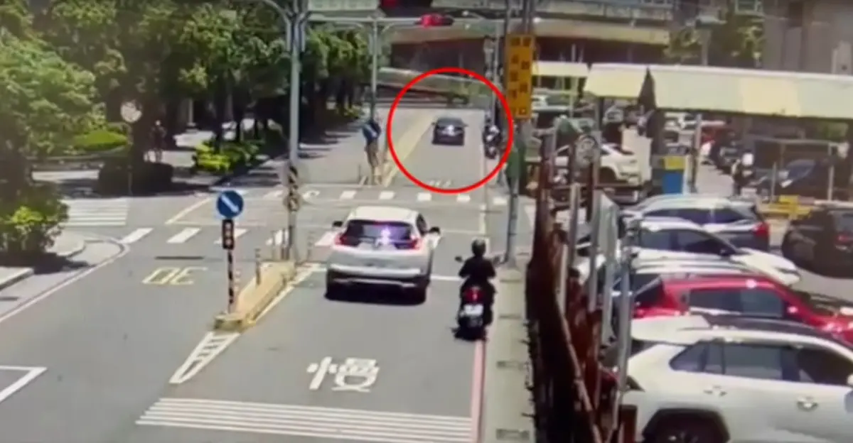 ▲11日晚間，新北三重區某社區民宅發生祖孫滅門慘案，涉有重嫌的二女婿張男，最後一次離開住處時，搭乘白牌計程車離去，失聯前最後身影曝光。（圖／翻攝畫面）