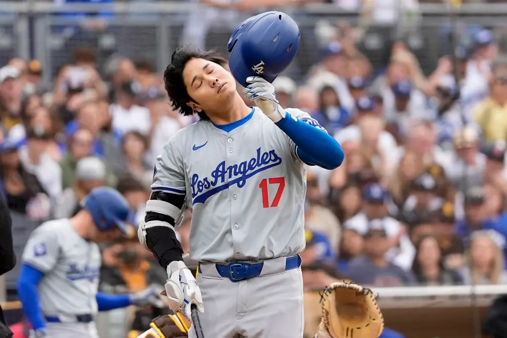 ▲道奇教頭Dave Roberts透露大谷翔平本季第二次被換下的原因，目前有背部僵硬的情況，球團為了保險起見故換代打，大谷可能缺席13日比賽。（圖／美聯社／達志影像）