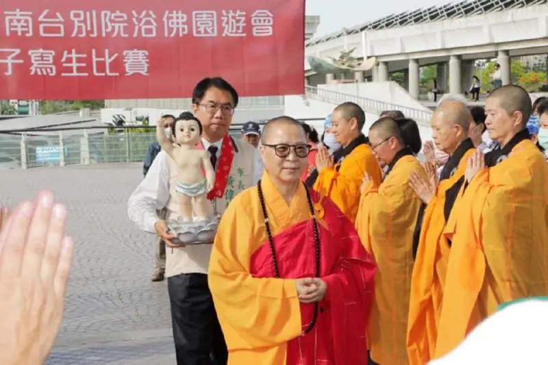 ▲黃偉哲在佛光山台南區總住持滿舟法師的帶領下，恭迎佛陀太子聖像入場，祈願台南市風調雨順、國泰民安，並祝全天下媽媽「母親節快樂」。（圖／台南市府提供）