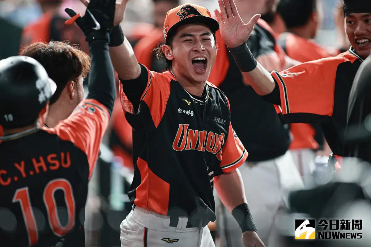 ▲統一獅外野手陳傑憲晉身中職「千安俱樂部」成員。（圖／記者葉政勳攝 ）