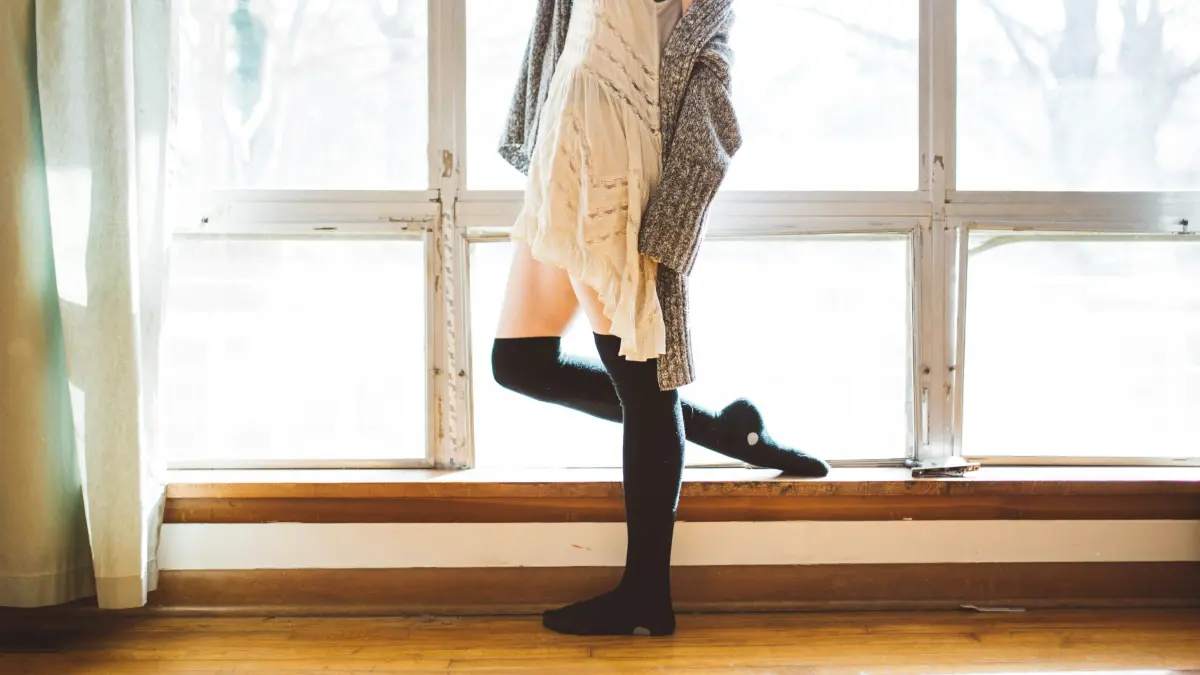 ▲工作需要久站的人容易靜脈曲張，但若要選用彈性襪，醫師建議應以「壓力單位」進行挑選。（圖／取自Unsplash）