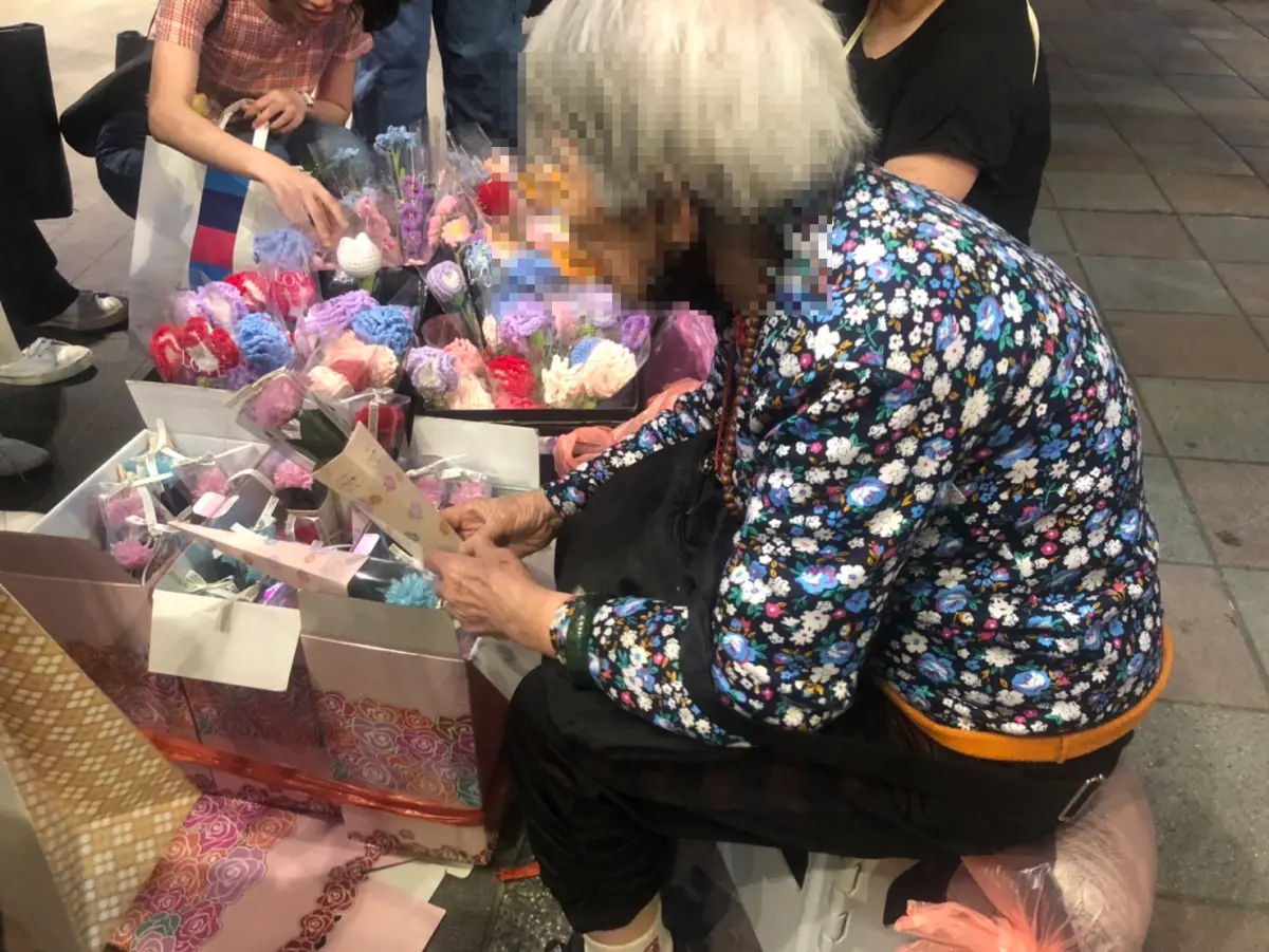 ▲5月12日就是母親節，大家精心準備禮物、花朵慰勞辛苦的媽媽，近期捷運中山站外一名80多歲賣花老婦，疑似遭員警頻頻勸離而難過落淚，事件曝光後引發網友紛紛關注，到場力挺奶奶。（圖／記者孫唯容攝）