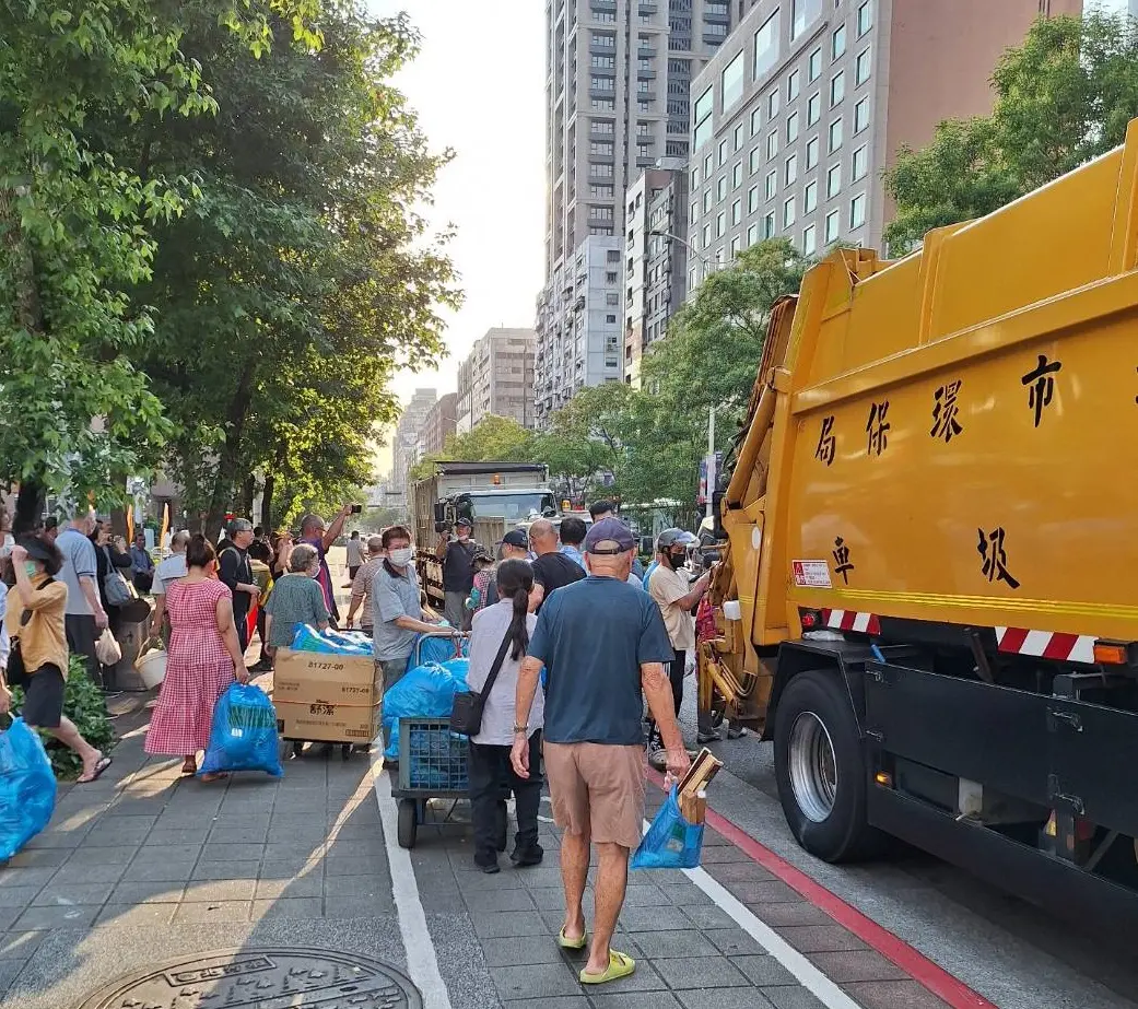▲垃圾定時定點收運，民眾不用追趕垃圾車。（圖／環境部提供）