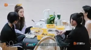 ▲周揚青（左後）在節目中，跟隊友坦言自己曾經想結婚。（圖／翻攝自微博）