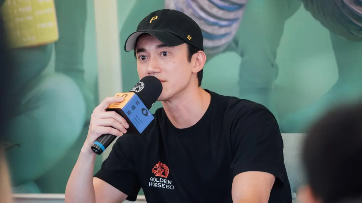 ▲吳慷仁在母親節與媽媽視訊，並手工P圖遮媽媽素顏，有粉絲看到他的塗鴉後笑稱媽媽的照片撞臉草間彌生，未料吳慷仁也回應「有點像餒」。（圖／翻攝自吳慷仁臉書）