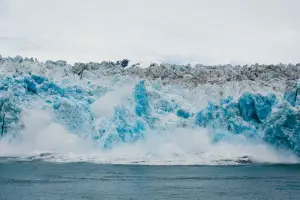 ▲在阿拉斯加哈伯德冰川，每15分鐘就有機會親眼見到冰山崩落。（圖／名人郵輪提供）