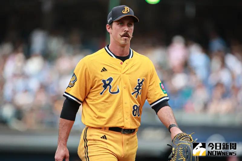 ▲猛登因隊內藥檢未過，遭中信兄弟解約，去年一家三口受球團邀約拍攝的父親接專題，體驗台灣夜市文化的影片也成為回憶，有球迷在底下留言，直呼好可惜。（圖／記者葉政勳攝 , 2024.05.12）