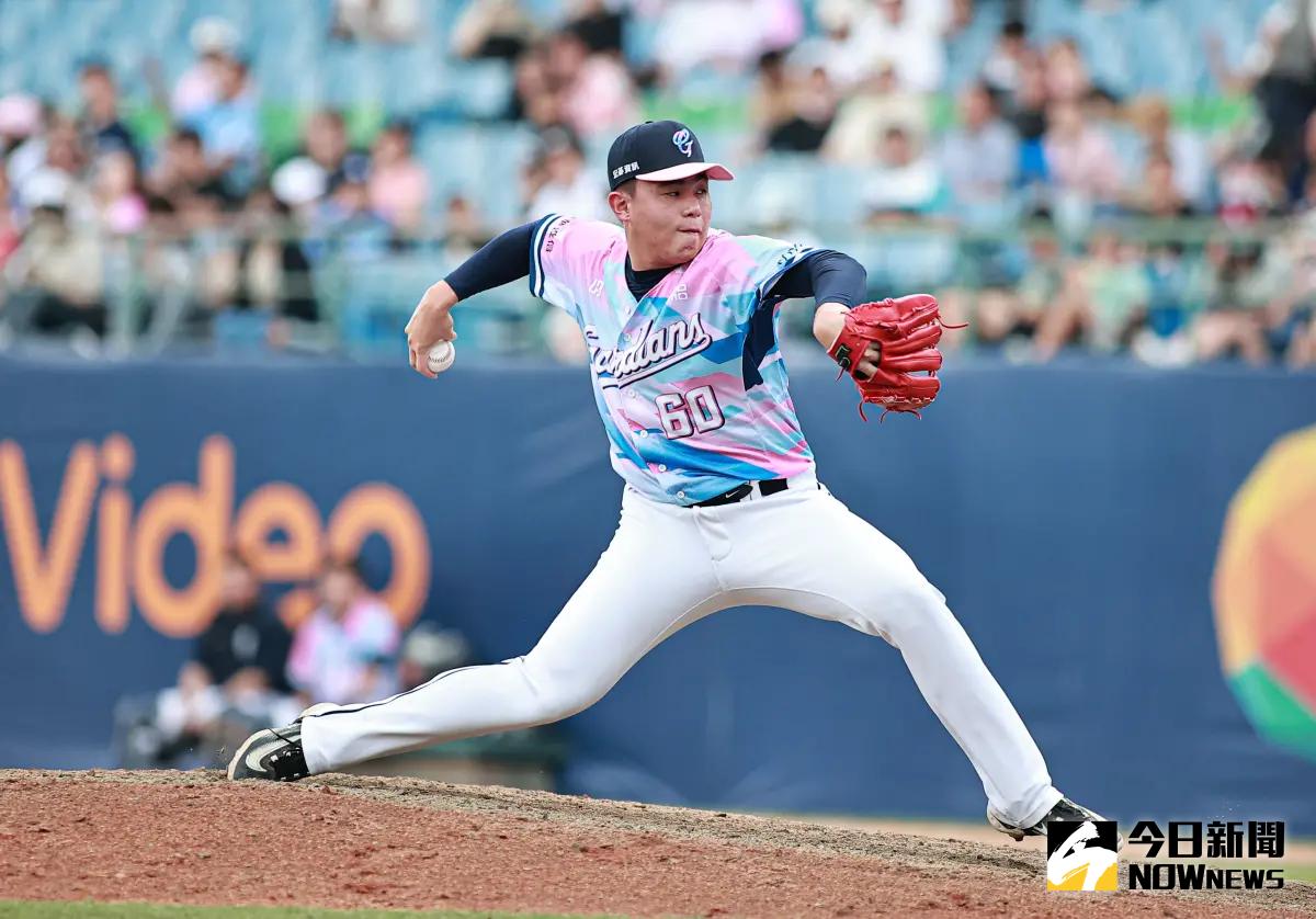 ▲富邦悍將曾峻岳與台鋼雄鷹曾昱磬因近身球擦出火花。（圖／記者葉政勳攝 , ）