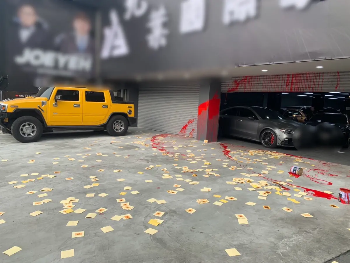 ▲Joeman與友人合夥在新北市新莊區新樹路經營「九葉車行」，今（12）日清晨又傳出被人潑灑紅漆。（圖／翻攝畫面）