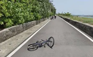 騎機車闖入踩風大道！高雄17歲少年撞電桿重傷　送醫搶救宣告不治
