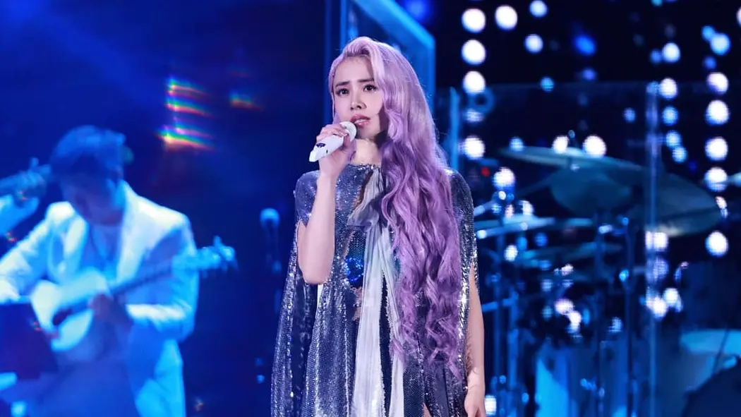 ▲蔡依林深夜PO超誘人美食影片，穿著打扮大露香肩及性感小蠻腰，讓不少粉絲驚呼「誘人犯罪」。（圖／翻攝自蔡依林臉書）