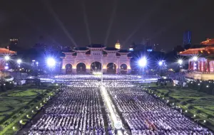 ▲「佛教慈濟慈善事業基金會」今日於兩廳院藝文廣場舉辦「2024年佛誕浴佛　孝親感恩祈福會」，約2萬人到場參加。（圖／記者吳翊緁攝，2024.05.12）