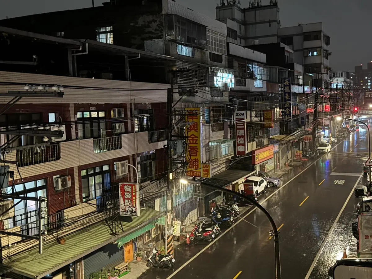 ▲慶祝完母親節準備回家民眾要留意了！今（12）日晚間受到鋒面影響，北台灣將出現短延時強降雨。（圖／記者潘毅攝）