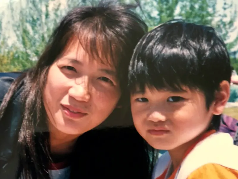 ▲超幼齒的大谷翔平跟母親加代子合照，竟然是1999年5月14日，也是最佳的母親節禮物。（圖／MLB推特）