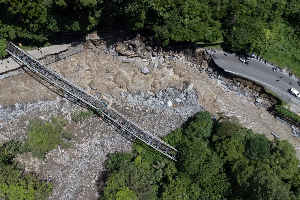 ▲印尼西蘇門達臘省洪災爆發及火山泥流，造成多人死亡。（圖／美聯社／達志影像）