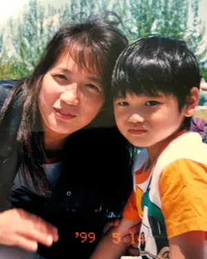 ▲大聯盟在官方Ｘ（Twitter）放上大谷翔平4歲時與媽媽的合照，拍攝日期是1999年5月14日。（圖／MLB官方推特）