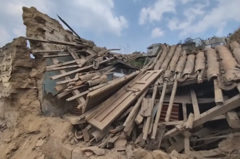 ▲有鄰近震央的建築在這次地震中倒塌。（圖／擷取自影片）