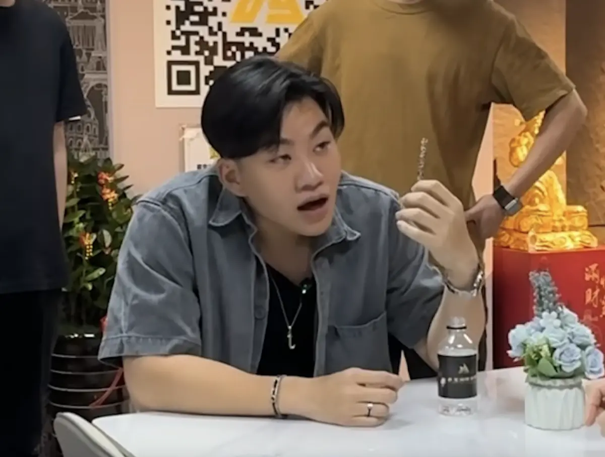 ▲Joeman與友人合夥經營「九葉車業」，卻接連遭到不明人士放鞭炮、潑紅漆鬧事，原因疑似是Joeman拍片自嘲還原購車糾紛。（圖／翻攝自臉書）