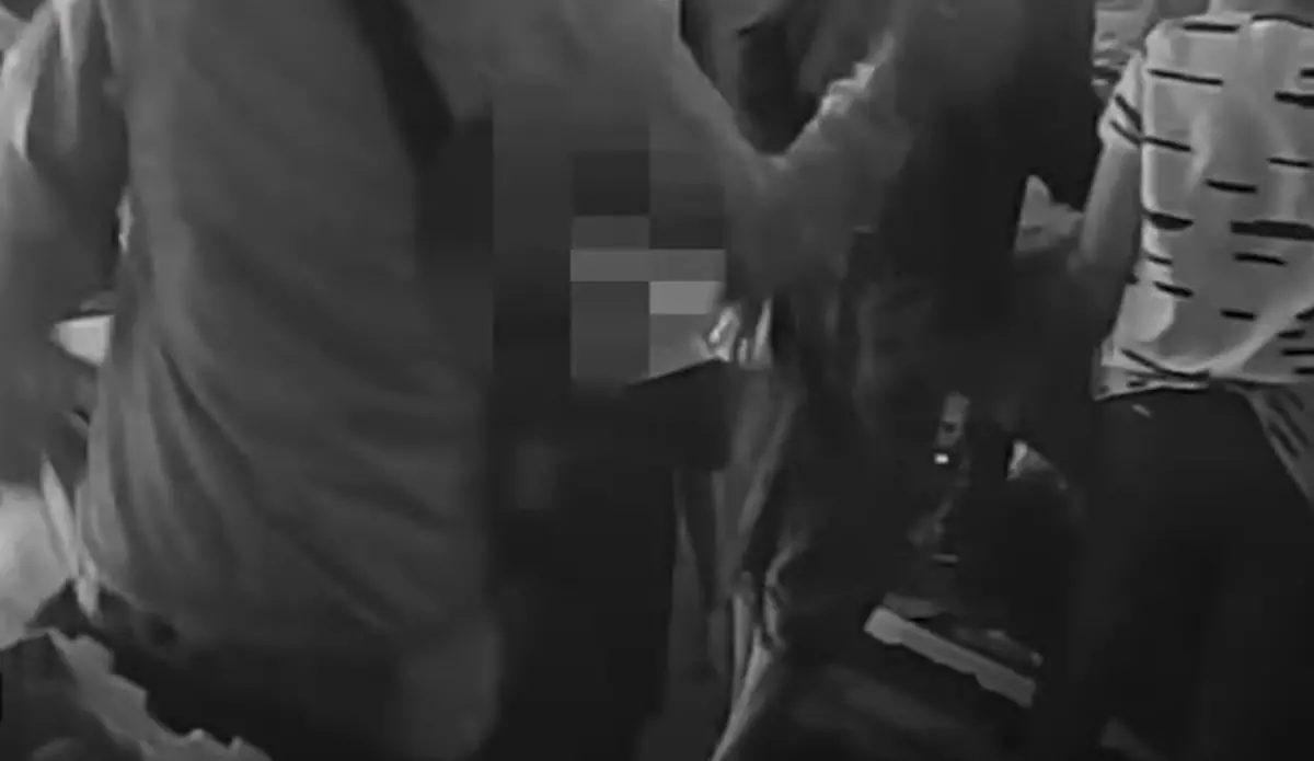 ▲台南市東區崇德市場內，一名年幼女童遭婦人狠甩耳光，台南市警一分局表示，目前尚未接獲相關報案或檢舉，但後續將會介入調查。（圖／翻攝畫面）