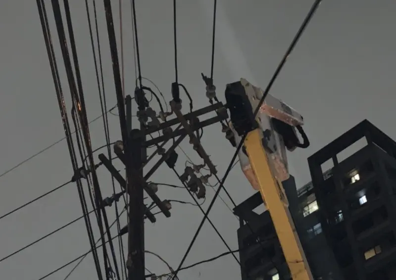 ▲新竹市香山區昨（26）日下午5點發生停電，大約有1300戶無電可用。對此，台電公司表示、由於松鼠爬到電線桿上感電，導致絕緣礙子破損造成饋線跳脫。（圖／台電提供）