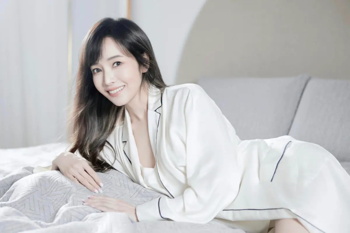 ▲女星侯佩岑近期參戰《浪姐6》掀起話題，而她也特別開直播與粉絲互動增高人氣，豈料卻被網友質疑整形，讓她生氣表示自己如果動刀，「首選是胸部。」還認真表示：「錢要花在刀口上。」（圖／侯佩岑 微博）