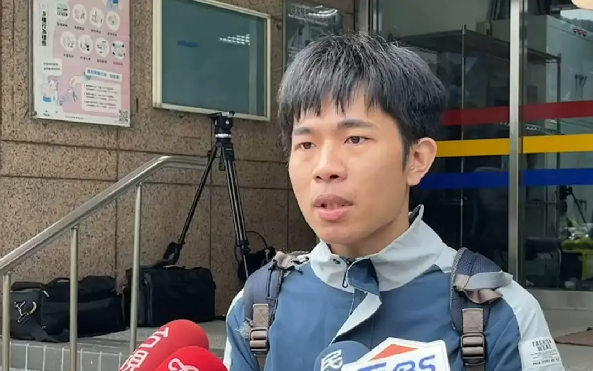 ▲網紅「培根」為趁熱度，10日晚間也跑到信義區發放玩具鈔。（圖／翻攝畫面）