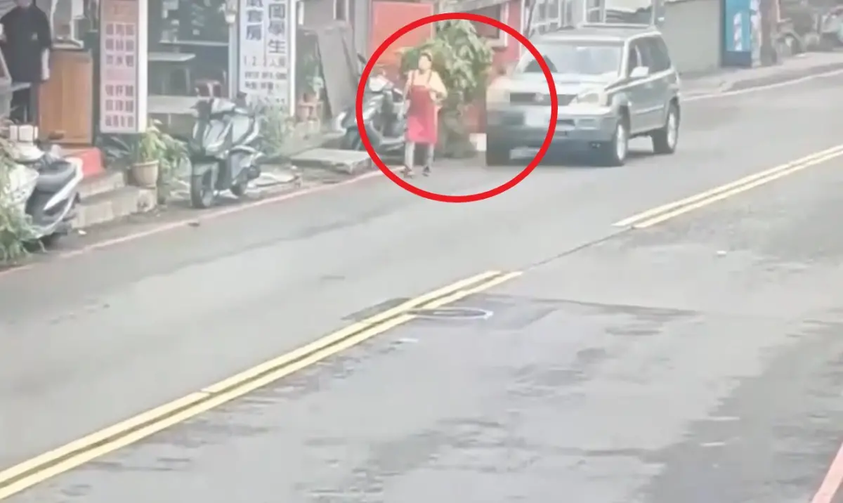 ▲周姓老闆娘走在路邊，下秒竟遭何姓前里長開車從後方追撞。（圖／翻攝畫面）