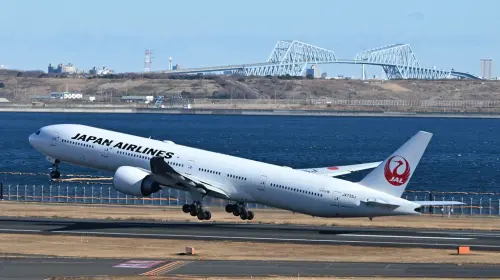 ▲日本航空一架客機大幅超越滑行道的停止線且接近跑道，導致另一架客機在起飛途中緊急剎車並停止起飛。（圖／美聯社／達志影像）