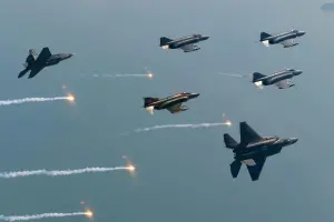 ▲南韓空軍F-4E戰機告別飛行，2架KF-21戰機加入伴飛行列。（圖／Korea Defense Blog）