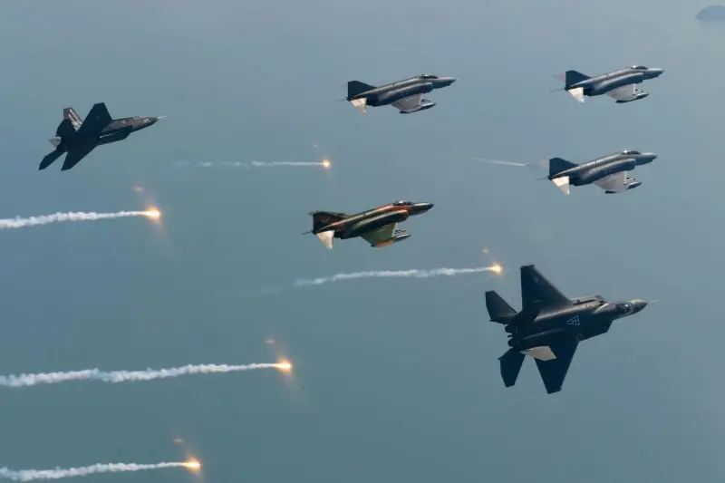 ▲南韓空軍F-4E戰機告別飛行,2架KF-21戰機加入伴飛行列。(圖/Korea Defense Blog)