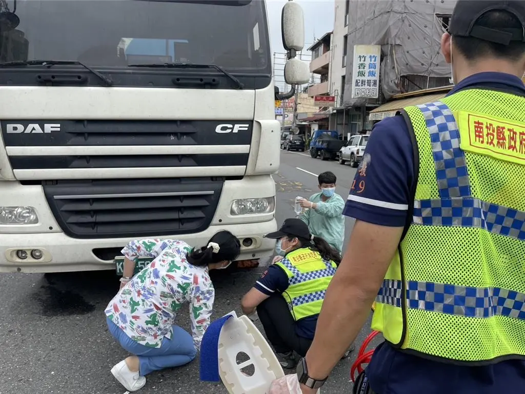 ▲謝姓婦人疑橫穿馬路遭水泥車撞上，秀傳醫院護理師獲悉後，立刻衝出急診室協助救人。（圖／翻攝畫面）