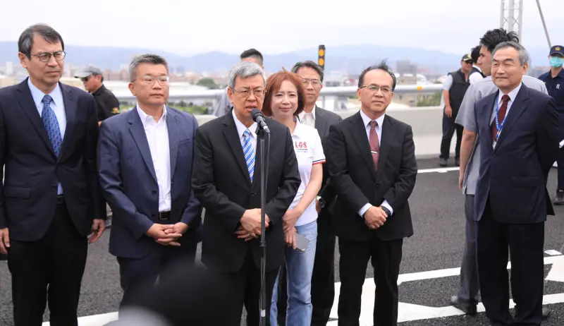 ▲行政院長陳建仁受訪時，蔡其昌、何欣純各自卡位，代表盧秀燕出席的副市長黃國榮（右一）悠閒站在旁邊看。（圖／台中市政府提供，2024.05.13）