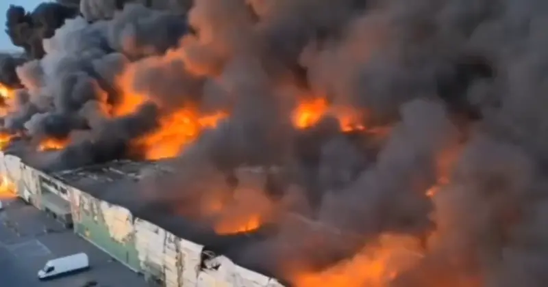 影／驚悚畫面曝！波蘭華沙商場大火燒毀1400間店　越南商家遭重創
